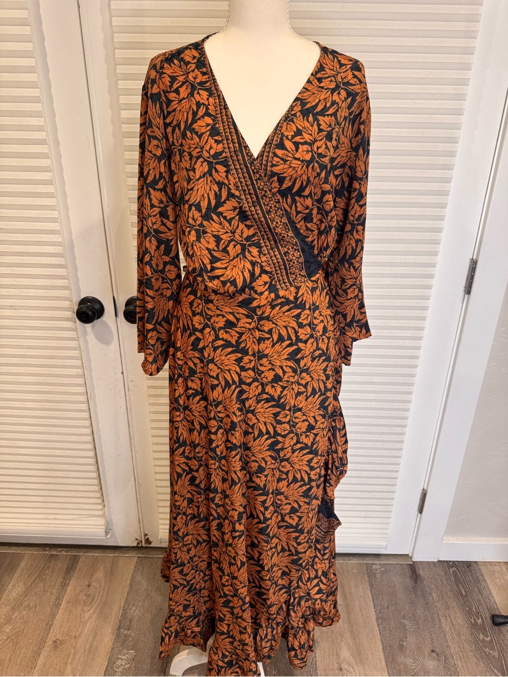 Cienna Designs Women's Black and Orange Leaf-Print Wrap Dress 0982